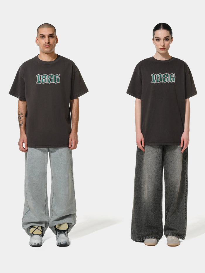 1886 SCRIPTED STORY T-SHIRT - DARK GREY