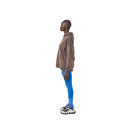 Long sleeves oversize cut hoodie in washed brown color fabric featuring 1886 print at back. 1886 logo embroidered at kangaroo pocket. A button on the hood. Rib knit at cuffs and hem