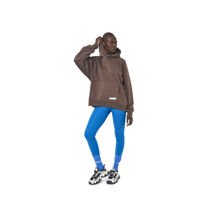 Long sleeves oversize cut hoodie in washed brown color fabric featuring 1886 print at back. 1886 logo embroidered at kangaroo pocket. A button on the hood. Rib knit at cuffs and hem