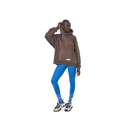 Long sleeves oversize cut hoodie in washed brown color fabric featuring 1886 print at back. 1886 logo embroidered at kangaroo pocket. A button on the hood. Rib knit at cuffs and hem
